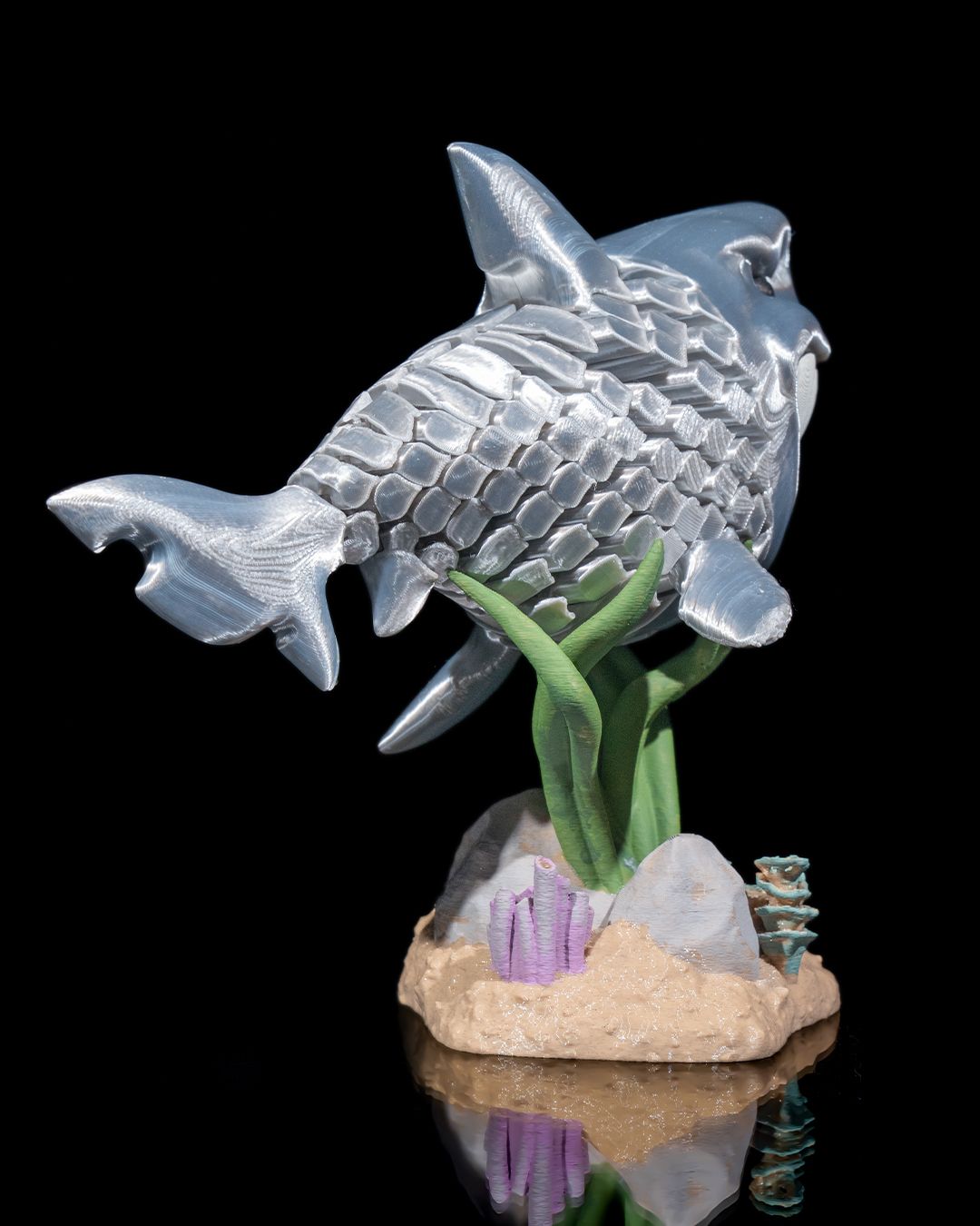 Flexi Travis, The great white shark fidget toy with stand
